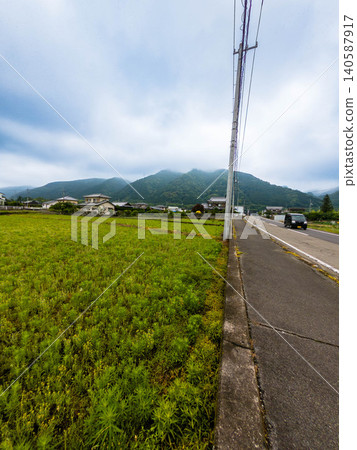 愛媛郡新居濱市,初夏時節,寧靜的鄉村景色和美麗的溪流風光盡收眼底。 愛媛郡新居濱市,初夏時節,寧靜的鄉村景色和美麗的溪流風光盡收眼底。 140587917