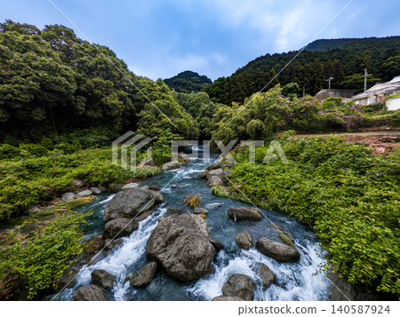 愛媛郡新居濱市,初夏時節,寧靜的鄉村景色和美麗的溪流風光盡收眼底。 愛媛郡新居濱市,初夏時節,寧靜的鄉村景色和美麗的溪流風光盡收眼底。 140587924