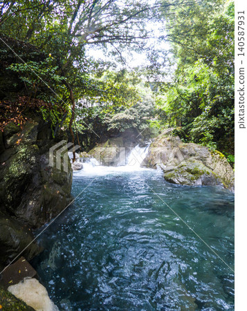 愛媛郡新居濱市,初夏時節,寧靜的鄉村景色和美麗的溪流風光盡收眼底。 愛媛郡新居濱市,初夏時節,寧靜的鄉村景色和美麗的溪流風光盡收眼底。 140587931