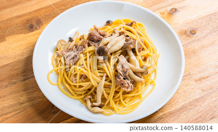 Japanese-style pasta with pork slices and mushrooms Japanese-style pasta with pork slices and mushrooms 140588014