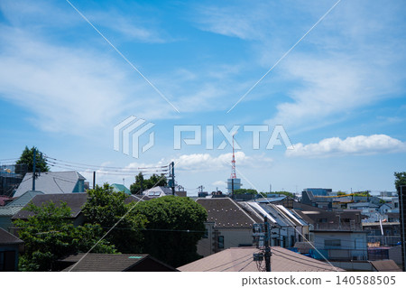 初夏的藍天和綿延的住宅街景 140588505