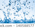 水花飛濺在抽象的藍色背景上，營造出美感。 140588577