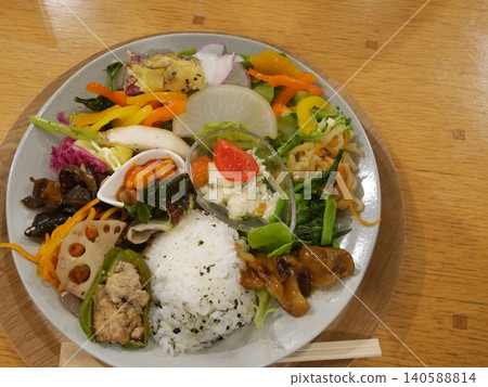 一份盛滿蔬菜的午餐拼盤(俯拍照片) 一份盛滿蔬菜的午餐拼盤(俯拍照片) 140588814