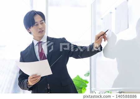 一名男子正在做演示 一名男子正在做演示 140588886