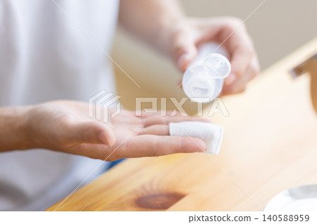 男人在護膚時的雙手 140588959