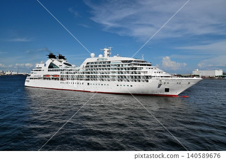 Mitsui Ocean Fuji, currently docked at Kobe Port. Mitsui Ocean Fuji, currently docked at Kobe Port. 140589676