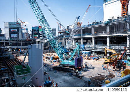JR澀谷站西口施工中：起重機和山手線月台。 2026.06 b-4 冷色調 140590133