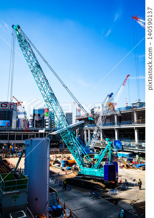 JR澀谷站西口施工中:起重機和山手線月台。 2026.06 c-2 高飽和對比度 JR澀谷站西口施工中:起重機和山手線月台。 2026.06 c-2 高飽和對比度 140590137