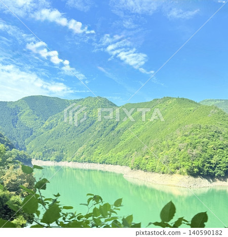 一條美麗的河流,周圍綠樹環繞。 一條美麗的河流,周圍綠樹環繞。 140590182