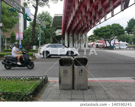garbage can garbage can 140590241