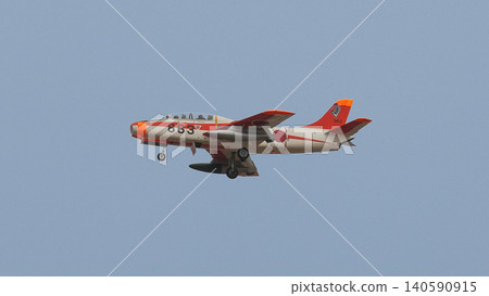 一架日本航空自衛隊T-1B教練機正在進行降落進場。 一架日本航空自衛隊T-1B教練機正在進行降落進場。 140590915