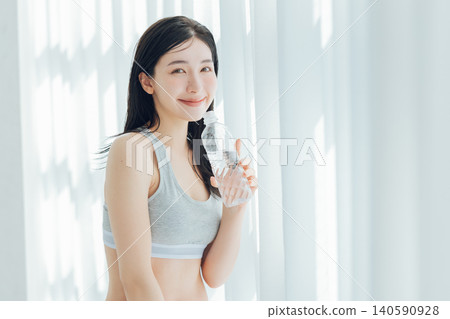 靠窗的女人喝水 140590928