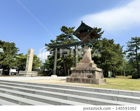 Torii of Izumo Taisha shrine shines against the blue sky Torii of Izumo Taisha shrine shines against the blue sky 140591002