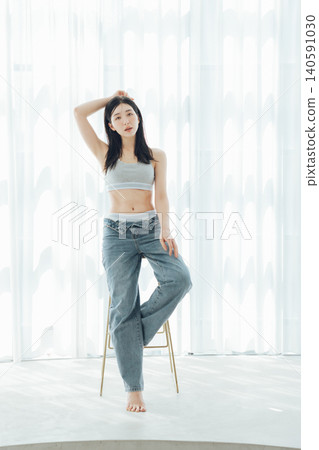 一位身材健美的年輕女子 140591030