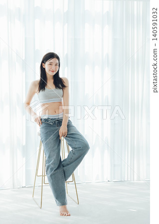 一位身材健美的年輕女子 140591032