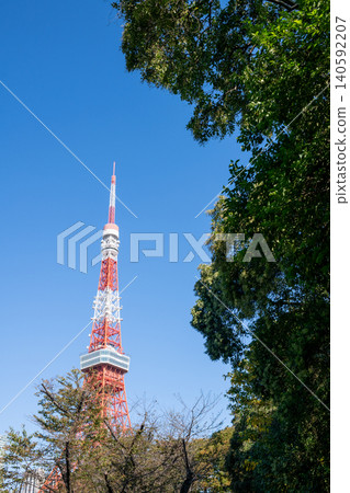 從東京芝公園看到的東京鐵塔和藍天。 從東京芝公園看到的東京鐵塔和藍天。 140592207