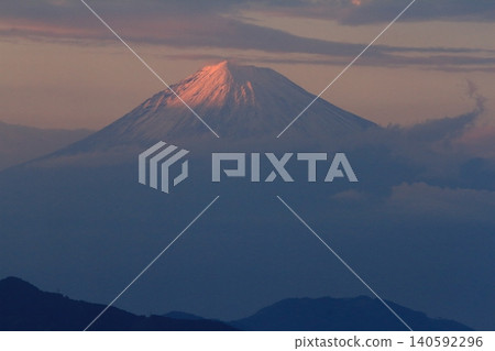 從日本平眺望富士山緋紅的美景 從日本平眺望富士山緋紅的美景 140592296