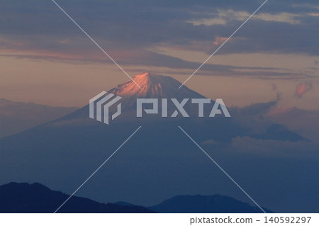 The sight of Mount Fuji bathed in crimson as seen from Nihondaira. The sight of Mount Fuji bathed in crimson as seen from Nihondaira. 140592297