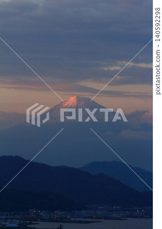 富士山在清水港燈火璀璨的夜空下巍然聳立，構成了一幅美麗的日落景象。 140592298