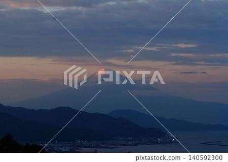 從日本平眺望,富士山沐浴在緋紅的光芒中,清水港景色優美。 從日本平眺望,富士山沐浴在緋紅的光芒中,清水港景色優美。 140592300