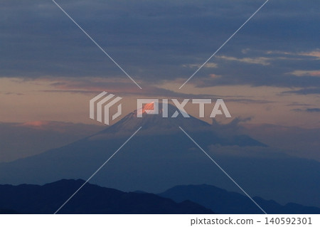 從日本平眺望富士山的日落景色。 從日本平眺望富士山的日落景色。 140592301