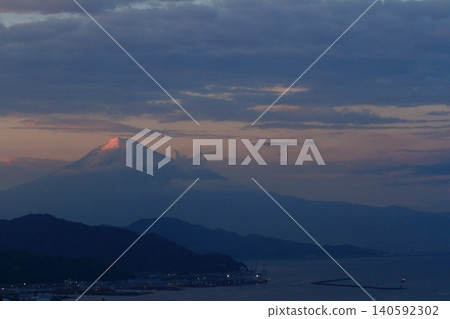 The magnificent view of Mount Fuji crimson and Suruga Bay from Nihondaira. The magnificent view of Mount Fuji crimson and Suruga Bay from Nihondaira. 140592302
