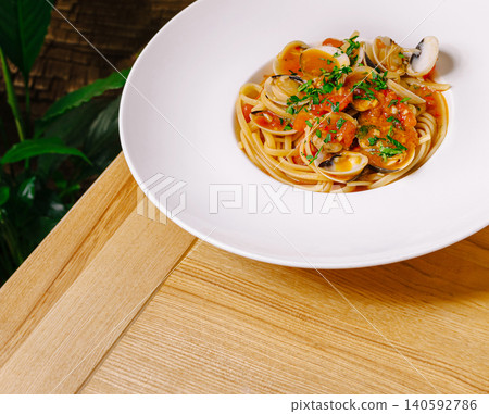 Italian spaghetti with fresh clams and tomato sauce Italian spaghetti with fresh clams and tomato sauce 140592786