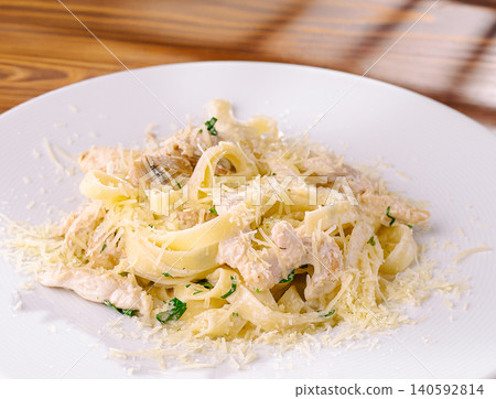 Fettuccine alfredo pasta with chicken and grated cheese 140592814