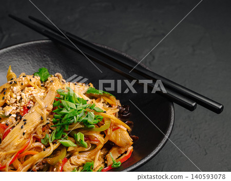 Stir fried udon noodles with tender chicken 140593078