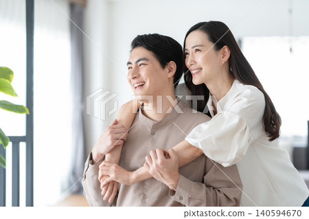 一對中年夫婦在客廳裡放鬆 140594670