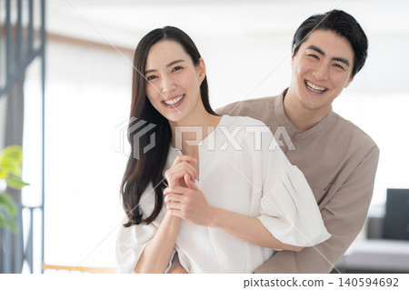 一對中年夫婦在客廳裡放鬆 140594692