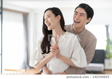 一對中年夫婦在客廳裡放鬆 140594693