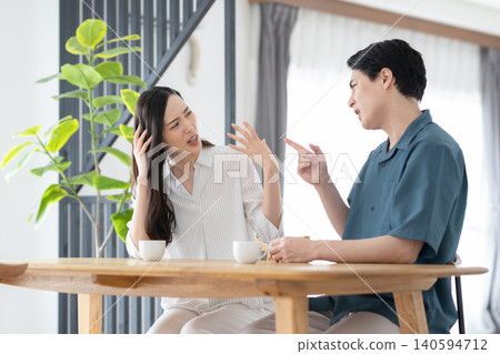 A middle-aged couple's living room problem A middle-aged couple's living room problem 140594712