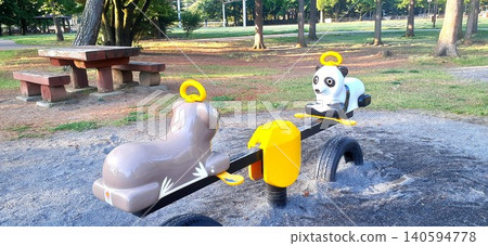 我們去有懷舊遊樂設施的公園玩耍吧。 我們去有懷舊遊樂設施的公園玩耍吧。 140594778