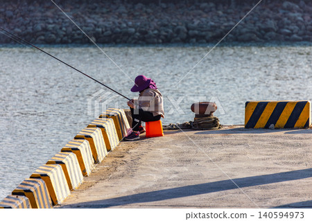 Documentary scenery of anglers along the breakwater of Tongxiao Fishing Port Documentary scenery of anglers along the breakwater of Tongxiao Fishing Port 140594973