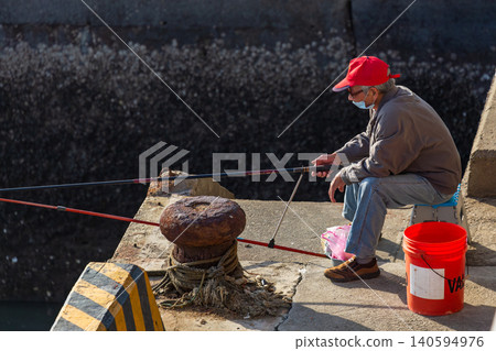 Documentary scenery of anglers along the breakwater of Tongxiao Fishing Port Documentary scenery of anglers along the breakwater of Tongxiao Fishing Port 140594976