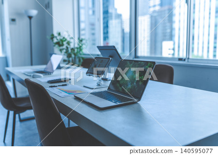 在安靜的辦公室裡用筆記型電腦工作 在安靜的辦公室裡用筆記型電腦工作 140595077