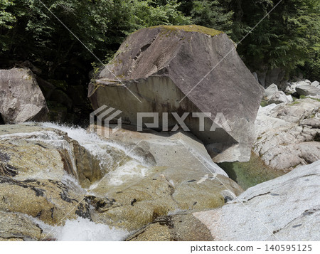 Yamanashi's Ojiragawa Valley: Huge white granite rocks and a turbulent stream. Yamanashi's Ojiragawa Valley: Huge white granite rocks and a turbulent stream. 140595125