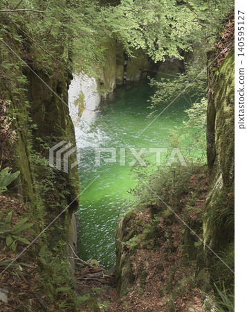 Yurigafuchi, Yurigafuchi, Ojiragawa Valley, Yamanashi Prefecture: An emerald pool shining through the gaps in the rocks. Yurigafuchi, Yurigafuchi, Ojiragawa Valley, Yamanashi Prefecture: An emerald pool shining through the gaps in the rocks. 140595127