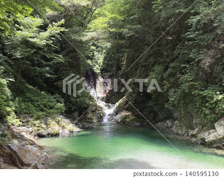 Yamanashi's Ojiragawa Valley: The emerald pool of Chigafuchi and the valley surrounded by fresh greenery (horizontal view) Yamanashi's Ojiragawa Valley: The emerald pool of Chigafuchi and the valley surrounded by fresh greenery (horizontal view) 140595130