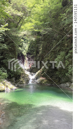 Yamanashi's Ojiragawa Valley: The emerald green pool and white waterfall of Sen-ga-fuchi. Yamanashi's Ojiragawa Valley: The emerald green pool and white waterfall of Sen-ga-fuchi. 140595131