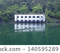一座電力變電站的殘骸矗立在水壩湖中央。 140595289