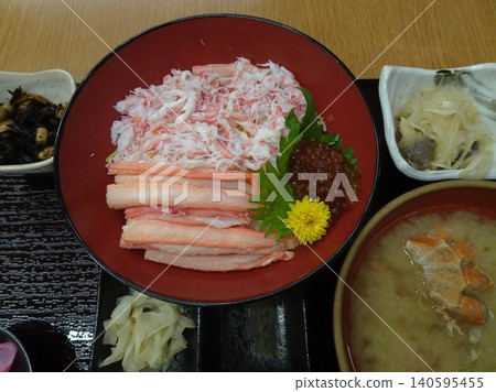 Fresh crab chirashi bowl from Sakaiminato City, Tottori Prefecture (shredded crab meat, crab leg meat, salmon roe, perilla leaf, edible chrysanthemum) Fresh crab chirashi bowl from Sakaiminato City, Tottori Prefecture (shredded crab meat, crab leg meat, salmon roe, perilla leaf, edible chrysanthemum) 140595455