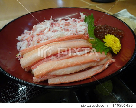來自鳥取縣港市的新鮮蟹肉散壽司飯（蟹肉絲、蟹腿肉、鮭魚籽、紫蘇葉、食用菊花） 140595456