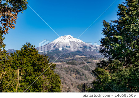 Mt. Daisen as seen from the summit of Mt. Onizumi, viewed from the west, Saihaku District, Tottori Prefecture Mt. Daisen as seen from the summit of Mt. Onizumi, viewed from the west, Saihaku District, Tottori Prefecture 140595509