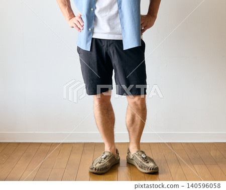一位穿著短褲的中年男子 一位穿著短褲的中年男子 140596058