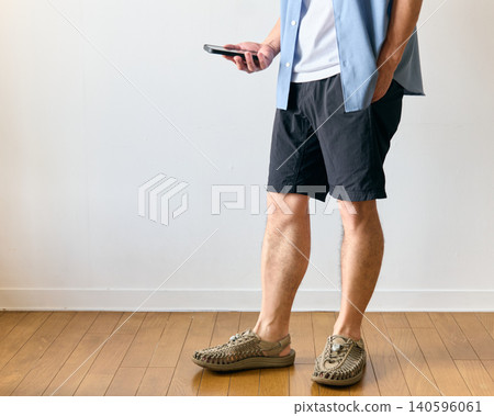 一位穿著短褲的中年男子 一位穿著短褲的中年男子 140596061