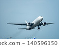 客機開始起飛，駛向目的地。 140596150