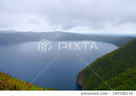 阿寒摩週準國家公園景觀:籠罩在薄霧中的摩週湖(摩週第三展望台) 阿寒摩週準國家公園景觀:籠罩在薄霧中的摩週湖(摩週第三展望台) 140596234
