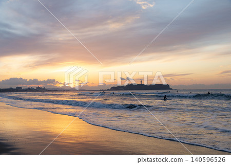 湘南辻堂海灘和江之島的日出 湘南辻堂海灘和江之島的日出 140596526